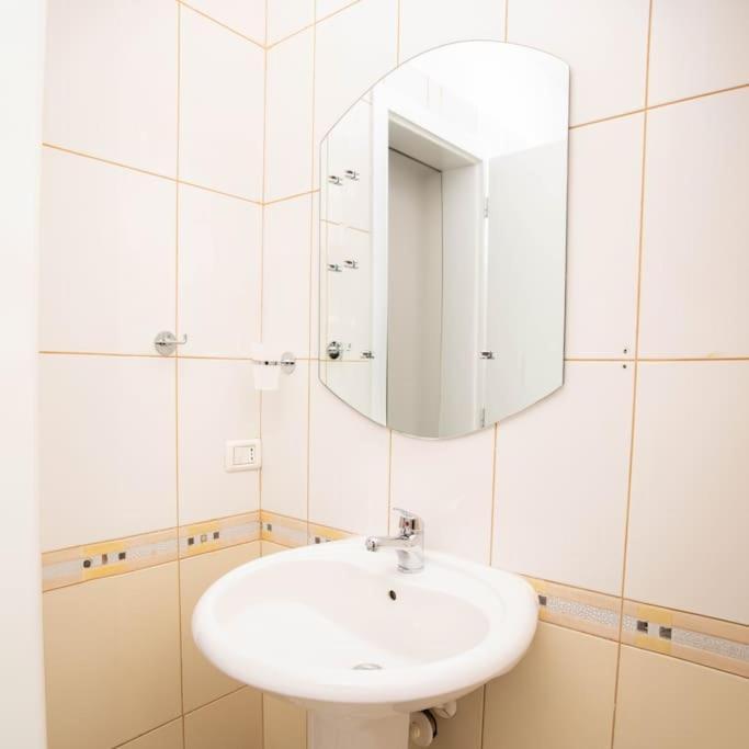 Suprem Apartment Тирана Екстер'єр фото